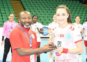 CAN Dames : Le Président Paye remet le prix de la joueuse du match à Sondes Hachana